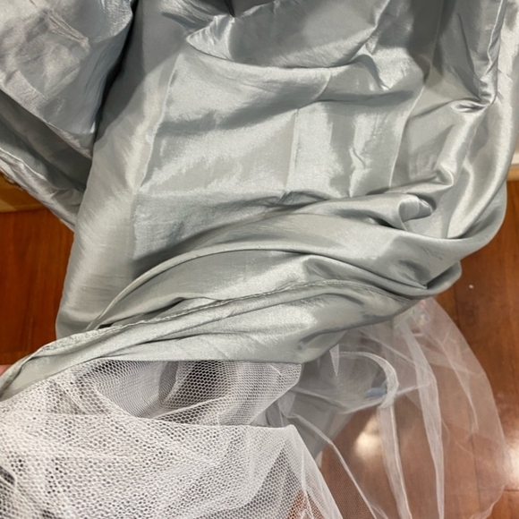 Jessica Howard Silver Gown - Picture 5 of 6